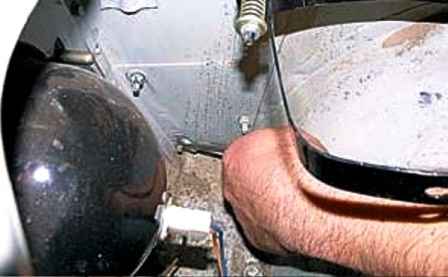 Extracción de las piezas delanteras extraíbles de la carrocería del automóvil UAZ