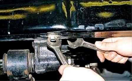 Extracción de las piezas delanteras extraíbles de la carrocería del automóvil UAZ