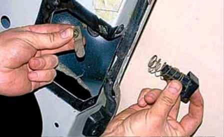 Cómo desmontar y quitar la puerta delantera de un automóvil UAZ
