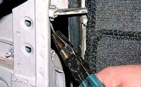 Cómo desarmar y quitar la puerta delantera de un automóvil UAZ