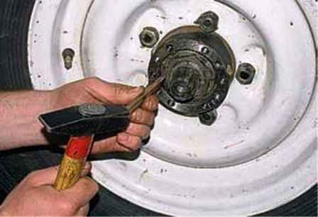 Adjustment of the bearings of the hub and pivots of the UAZ vehicle