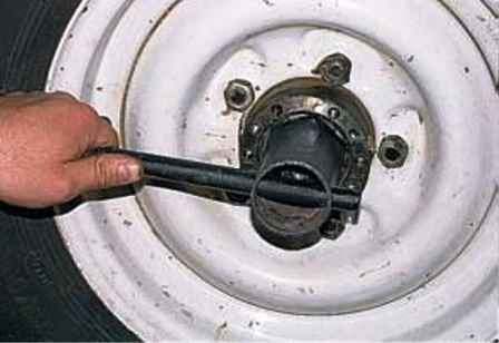 Adjustment of the bearings of the hub and pivots of the UAZ vehicle