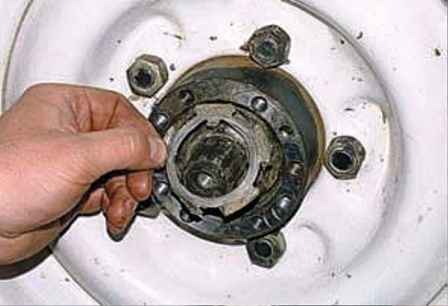 Adjustment of the bearings of the hub and pivots of the UAZ vehicle