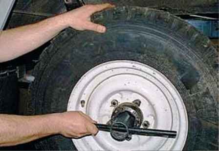 Adjustment of the bearings of the hub and pivots of the UAZ vehicle