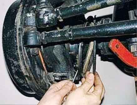 Adjustment of the bearings of the hub and pivots of the UAZ vehicle