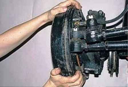 Adjustment of the bearings of the hub and pivots of the UAZ vehicle