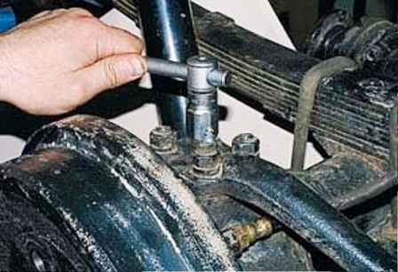 Adjusting the hub bearings and pivots of a UAZ vehicle