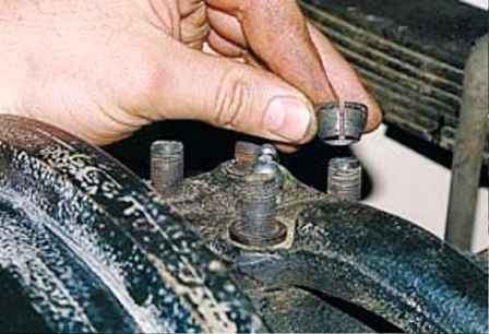 Adjustment of the bearings of the hub and pivots of the UAZ vehicle