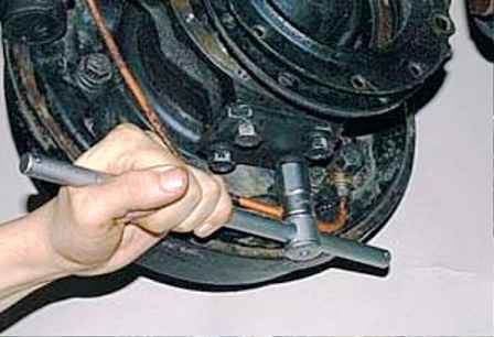 Adjustment of the bearings of the hub and pivots of the UAZ vehicle