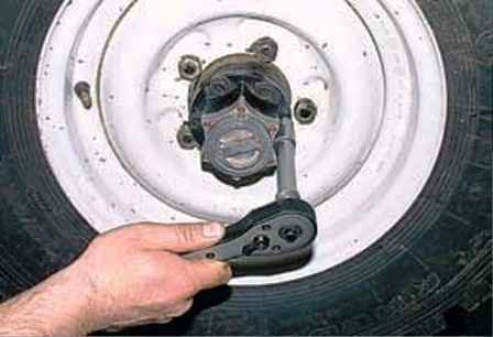 Adjustment of the bearings of the hub and pivots of the UAZ vehicle