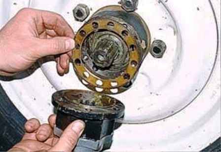 Adjustment of the bearings of the hub and pivots of the UAZ vehicle