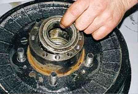 How to replace UAZ car hub bearings and cuffs