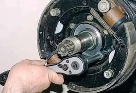 How to replace the front axle shaft and remove the steering knuckle of a UAZ car