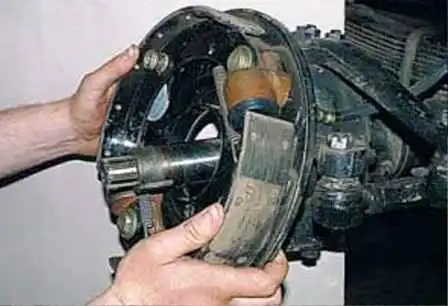 How to replace the front axle shaft and remove the steering knuckle of a UAZ car