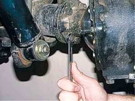 How to replace the front axle shaft and remove the steering knuckle of a UAZ car