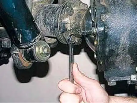 How to replace the front axle shaft and remove the steering knuckle of a UAZ car