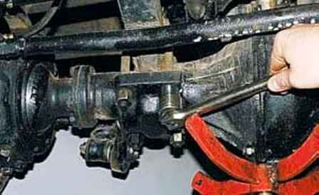 Cómo reparar la suspensión delantera de un automóvil UAZ