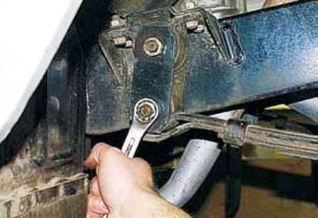 Как отремонтировать переднюю подвеску автомобиля УАЗ
