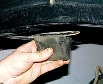Repair of UAZ car rear suspension