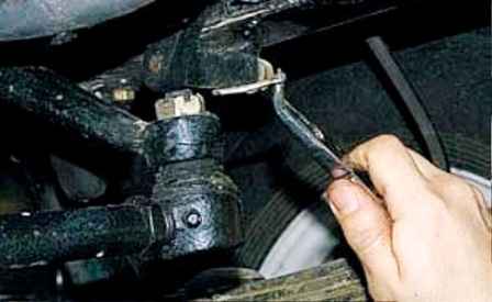 Mantenimiento y reparación de barras de dirección de un vehículo UAZ