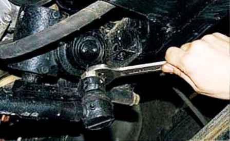 Mantenimiento y reparación de barras de dirección de un vehículo UAZ