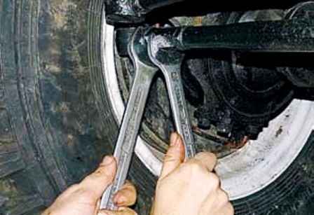 Maintenance and repair of steering rods of a UAZ vehicle