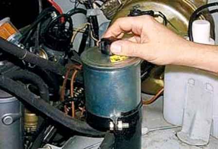 Replacing the fluid and bleeding the power steering system of a UAZ car