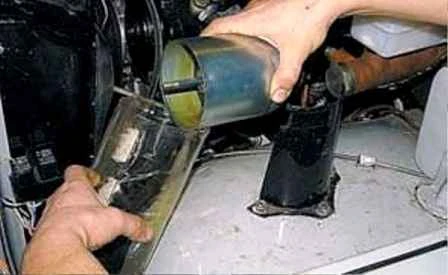 Reemplazar el líquido y purgar el sistema de dirección asistida de un automóvil UAZ