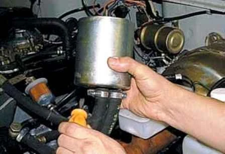Reemplazar el líquido y purgar el sistema de dirección asistida de un automóvil UAZ