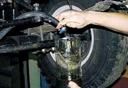 Reemplazar el líquido y purgar el sistema de dirección asistida de un automóvil UAZ
