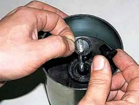 Reemplazar el líquido y purgar el sistema de dirección asistida de un automóvil UAZ