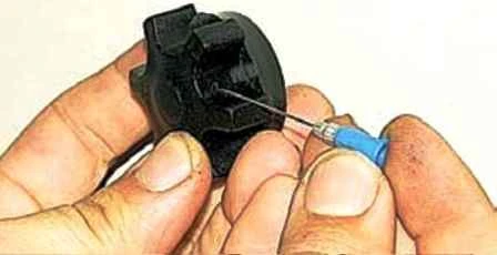 Reemplazar el líquido y purgar el sistema de dirección asistida de un automóvil UAZ