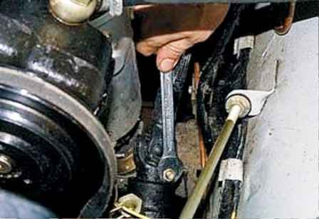 Extracción y ajuste del mecanismo de dirección de la dirección asistida de un automóvil UAZ