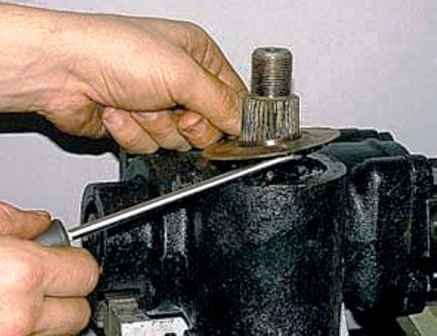 Removing and adjusting the steering gear from the power steering of a UAZ car