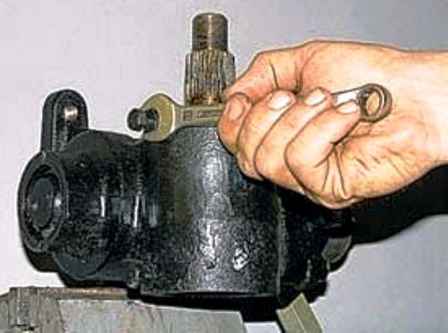 Removing and adjusting the steering gear from the power steering of a UAZ car