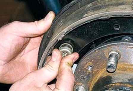 How to replace UAZ front wheel brake pads