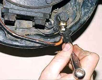 How to replace the brake cylinder and front wheel tube UAZ