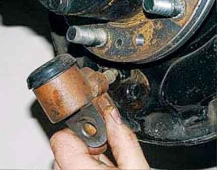 How to replace the brake cylinder and front wheel tube UAZ