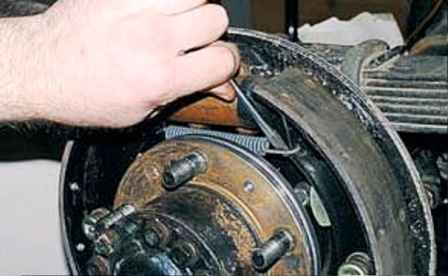 Як замінити та відрегулювати колодки задніх коліс УАЗ
