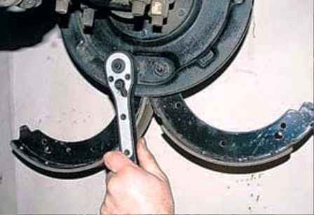 How to replace and adjust UAZ rear wheel pads
