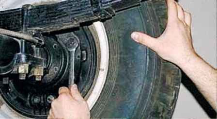 How to replace and adjust UAZ rear wheel pads