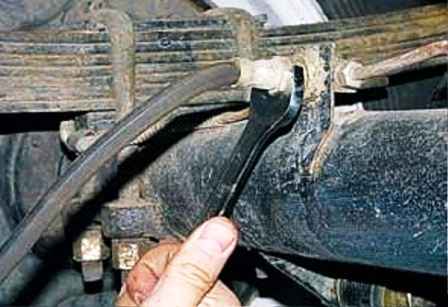 Як замінити гальмівний циліндр та шланг заднього колеса УАЗ