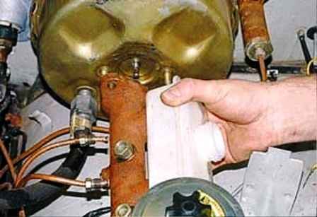 Cómo reemplazar el cilindro maestro del freno UAZ