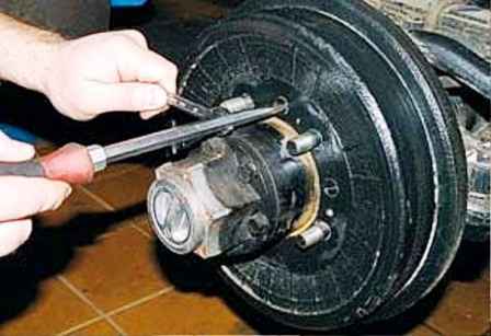 Как заменить колодки тормозов передних колес УАЗ
