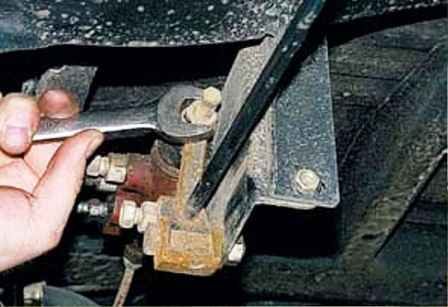 How to adjust and replace the UAZ brake pressure regulator