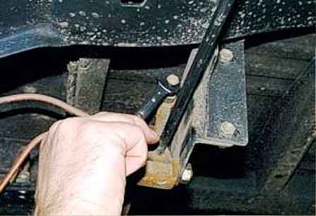 How to adjust and replace the UAZ brake pressure regulator