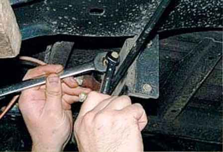 How to adjust and replace the UAZ brake pressure regulator