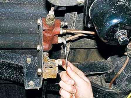 How to adjust and replace the UAZ brake pressure regulator