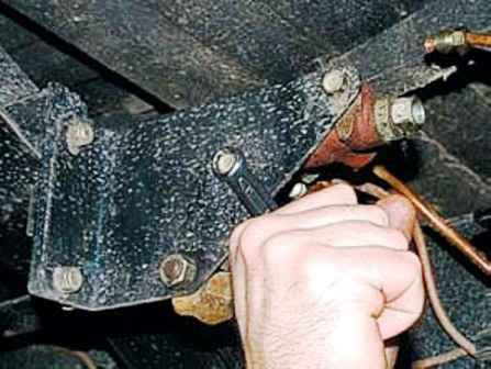 How to adjust and replace the UAZ brake pressure regulator