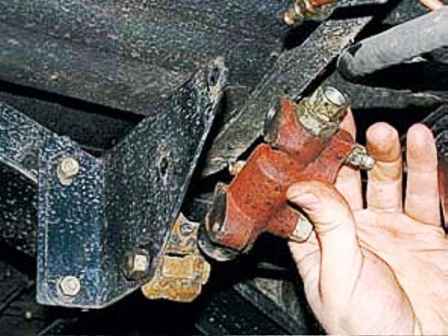 How to adjust and replace the UAZ brake pressure regulator